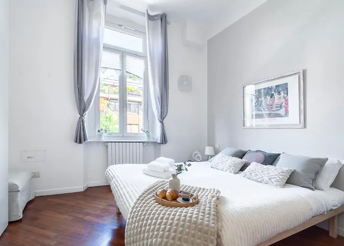 Roomy Central Flat With Garage - Porta Romana